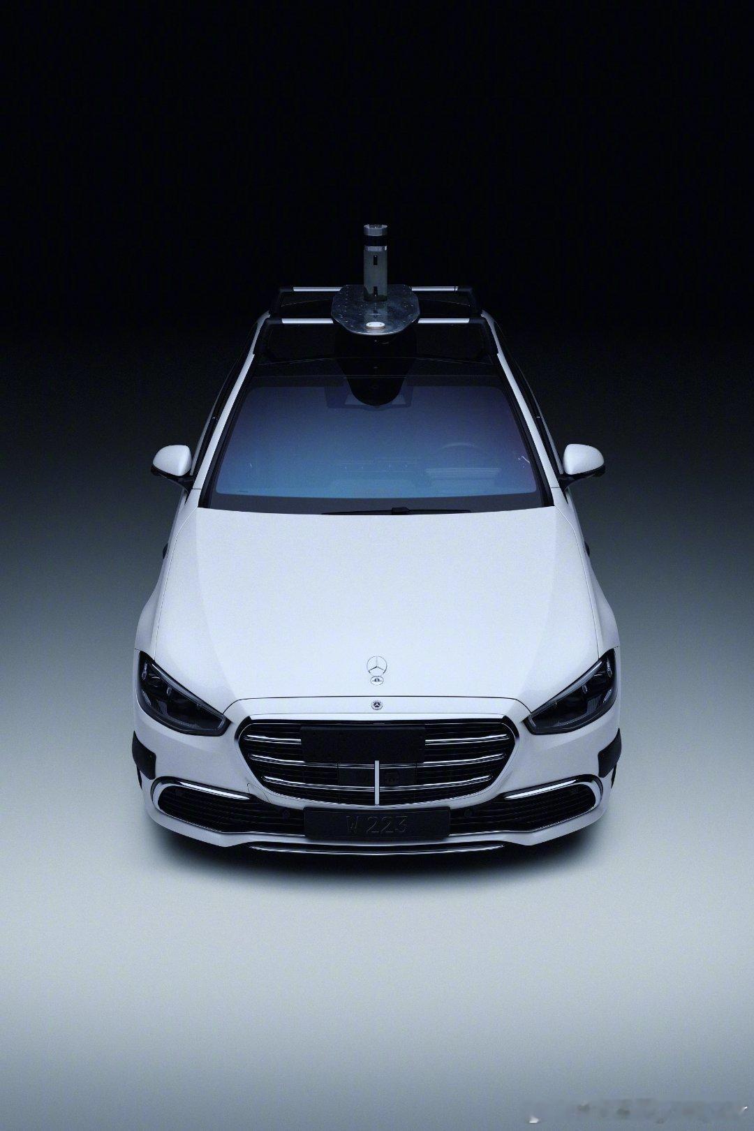 跨越140年的热爱 忍不住跟大家分享一下这组图，确实很有意思。大家都说百年奔驰，