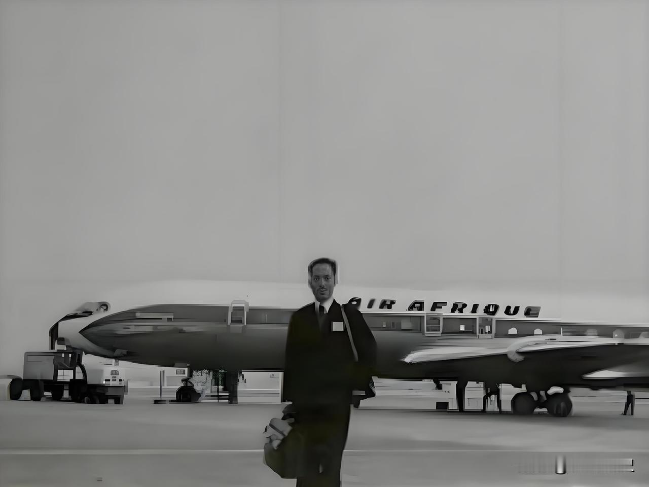 1985年11月，我国外交官何存峰乘坐美国客机飞往纽约，在飞行途中，何存峰去了一