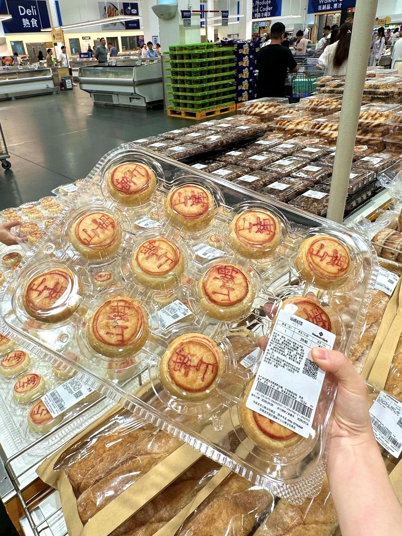 客观的说，今年月饼市场的遇冷，本质上，是需求结构的变化而非消失，消费者已经从“送