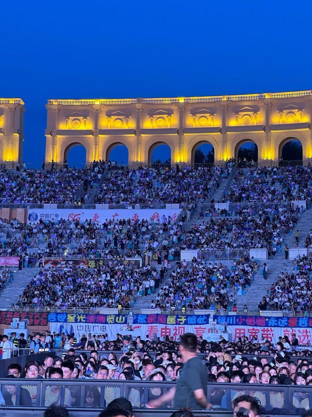 杭州女生为了看音乐节有多拼 20小时往返，2400公里奔赴！杭州两位女生的周末是