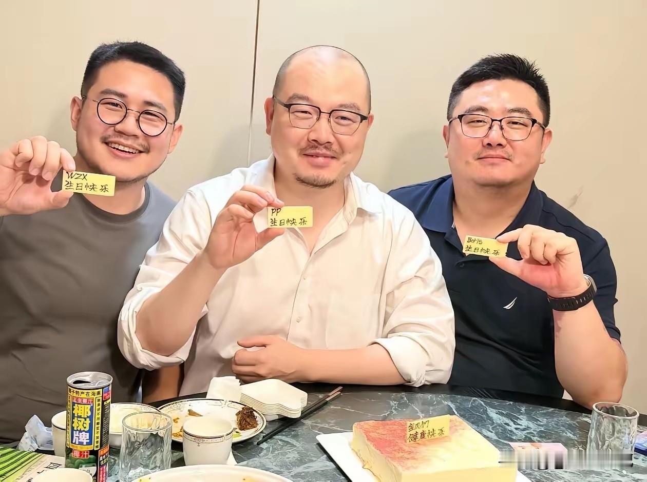 大家看看，三个大叔谁最帅？