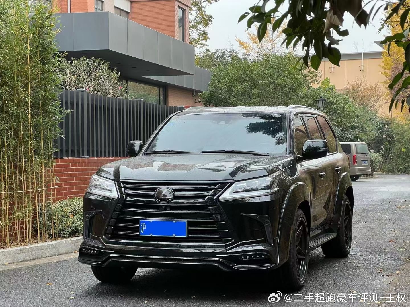 买入中规LX570 顶流明星一手车17年上牌/2.3万公里/全套名牌改件 ​​​