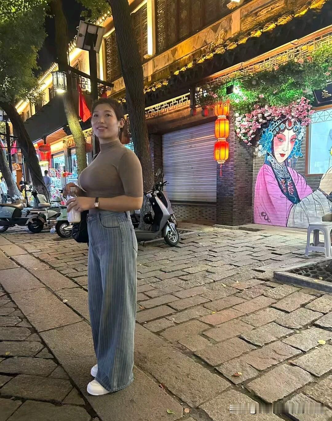 周末的时候可以多和朋友们一块聚聚，吃吃饭，逛逛街，很享受这种快乐的生活