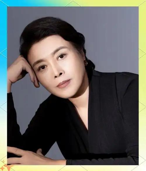国家一级演员丁嘉丽，瞒着儿子抵押北京住了十几年的住宅，借出300万追梦金支持儿子