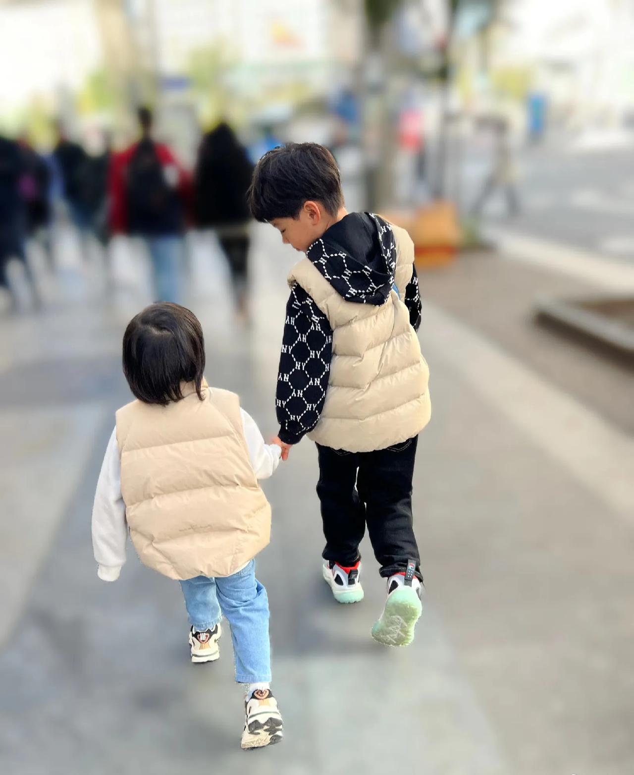 近日，体操奥运冠军刘璇晒出一组儿子和女儿相处日常的照片，像极了大部分多胎家庭的相