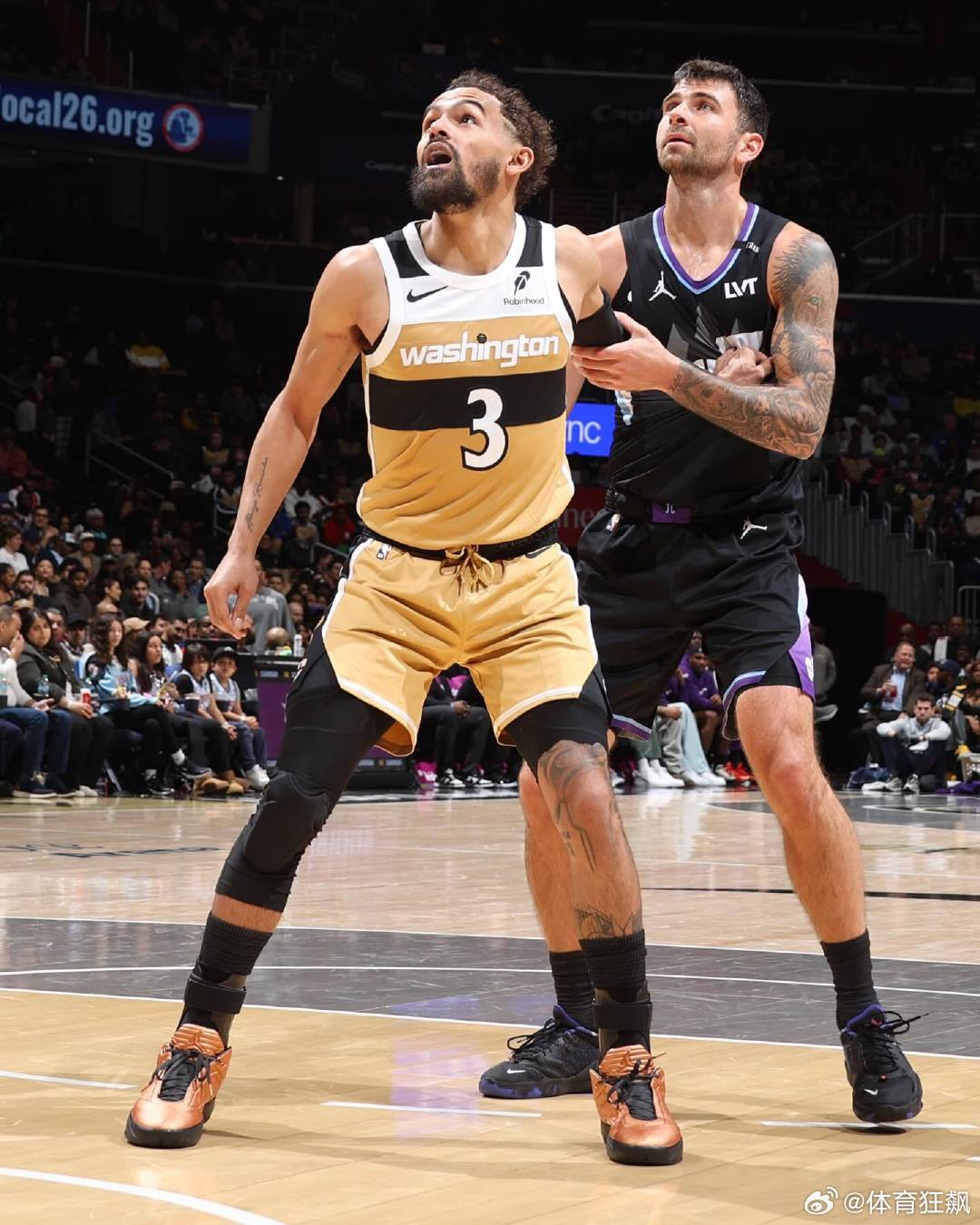 Trae Young 在奇才首战上脚  “Metallic Copper”。这款