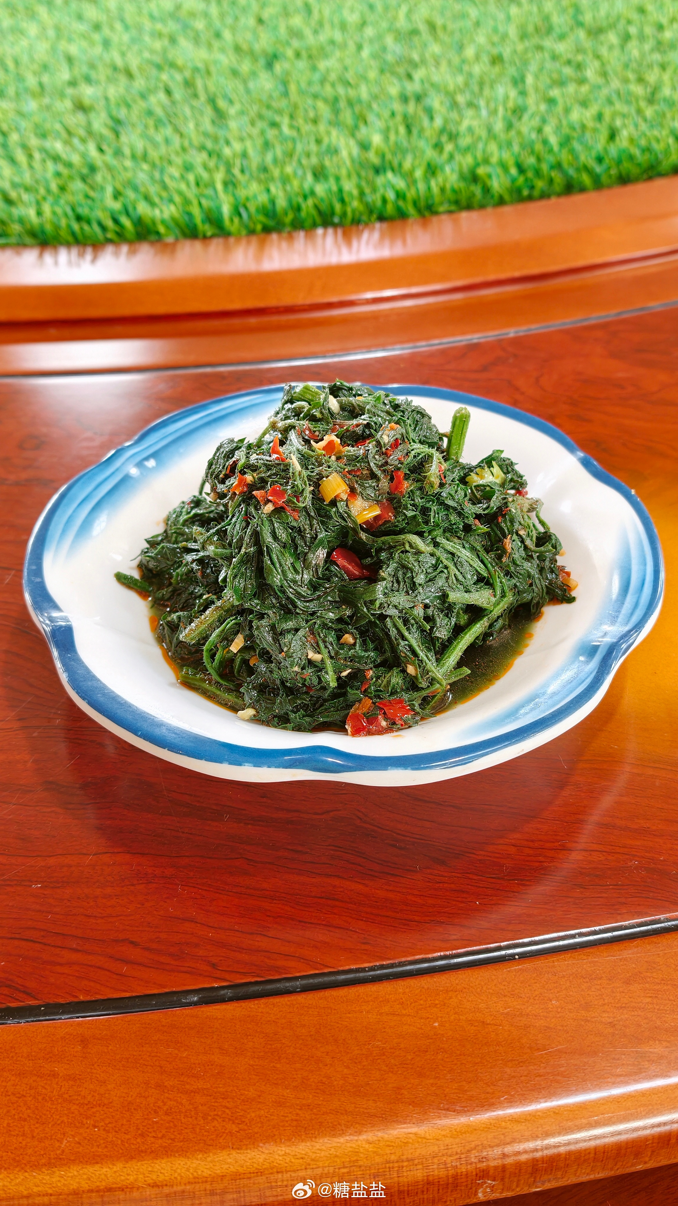 新疆旅行新疆美食 从乌鲁木齐去往奎屯路上随便找的餐厅解决午餐，现在甚至都想不起来