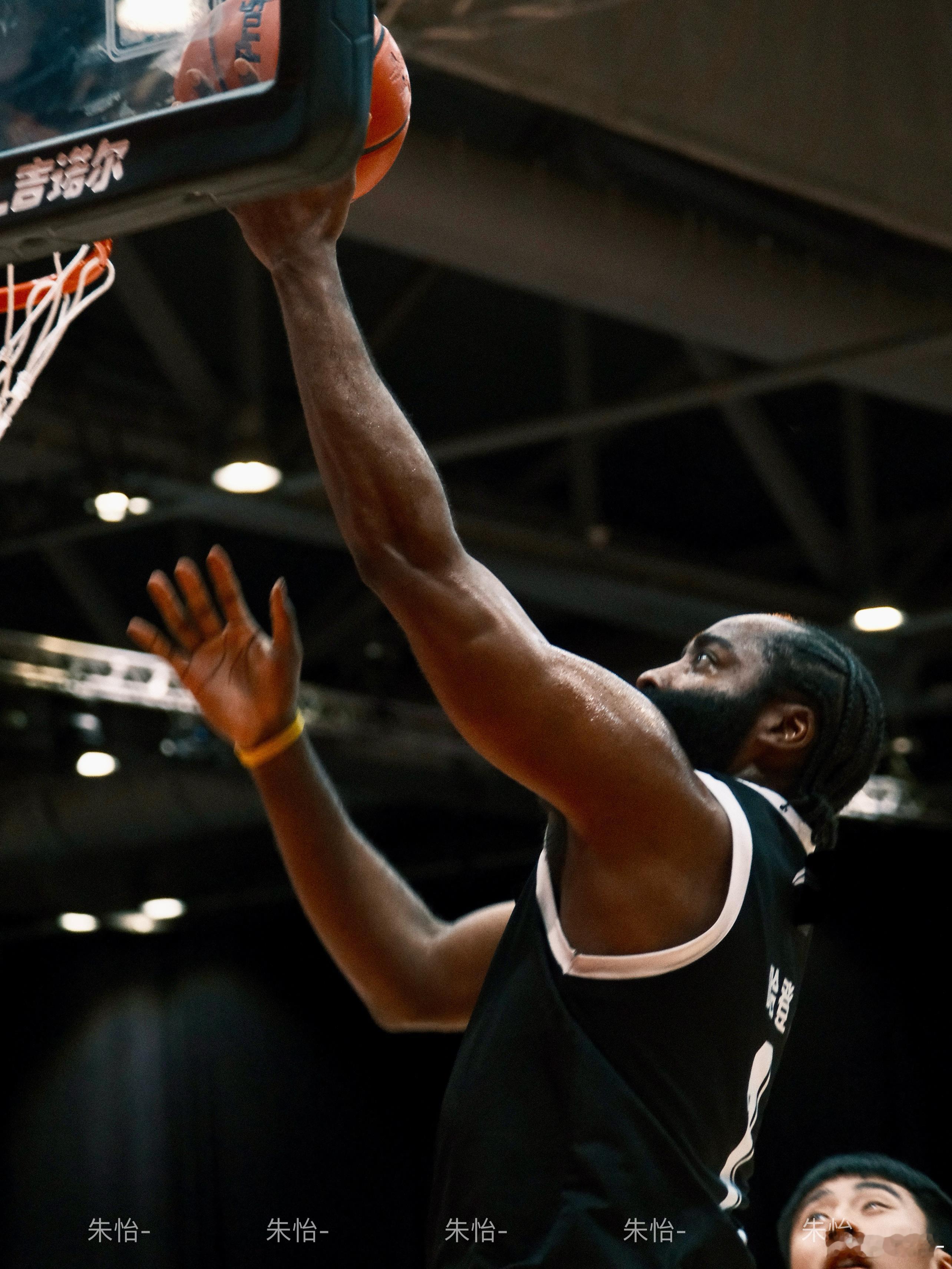 #哈登巴特勒乔治终于合体了# 📷里的          哈登/巴特勒/保罗·乔