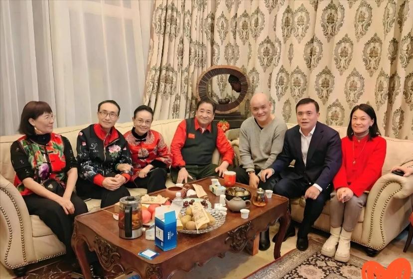 有这么一个综艺节目，环节是让嘉宾当场打电话找人借钱。有嘉宾打给了姜昆，想借五万块