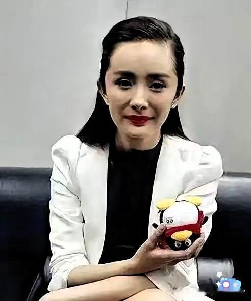 我能接受杨幂40岁了，
也能接受杨幂一直单身，
但我实在理解不了，她才40岁，怎