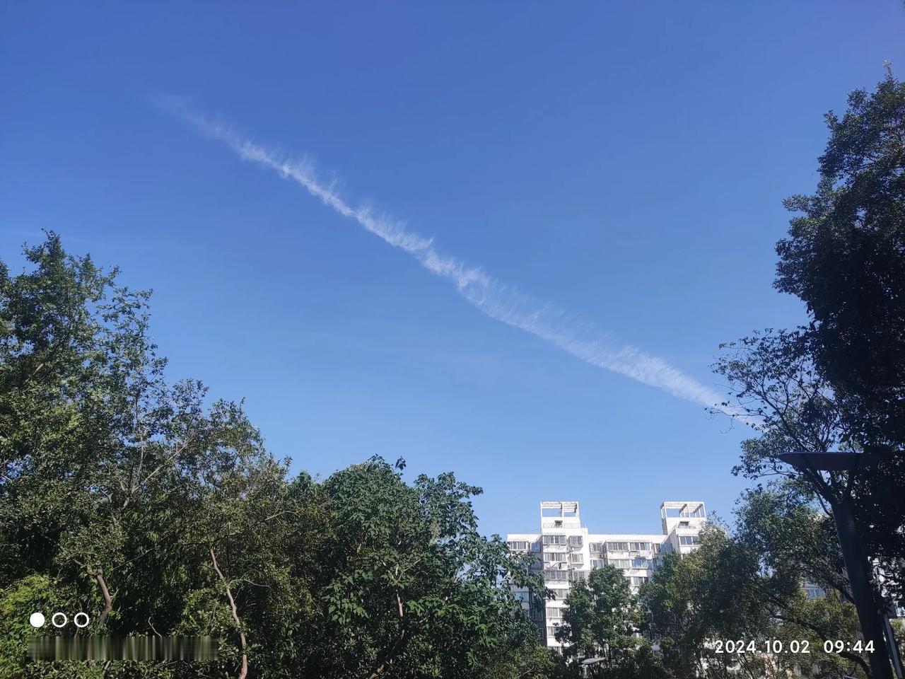 你是雾，我是酒馆。。。
醉眼朦胧，却原来。。。。
你是伊人，我只是个醉老汉。。。