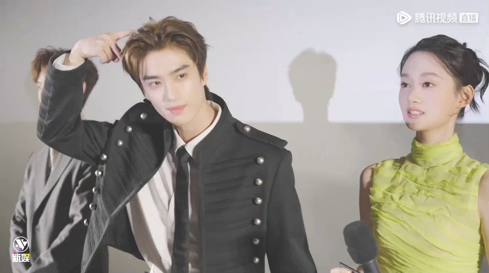 张康乐饭撒三连拍 张康乐说黄杨钿甜像刚出锅的馒头冰湖重生直播说起拍摄趣事，张康乐