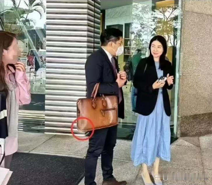 郭晶晶的老公霍启刚好节俭，公文包都磨破了还照样背，果然有钱人都是比较节约的。 ​