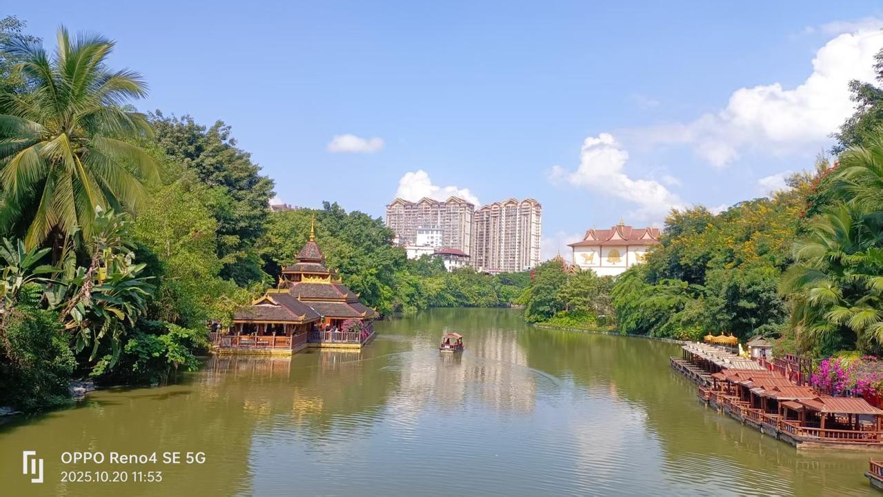 上句：门前干道贯南北，下联：？？可以对仗下联：桥下流水通东西。