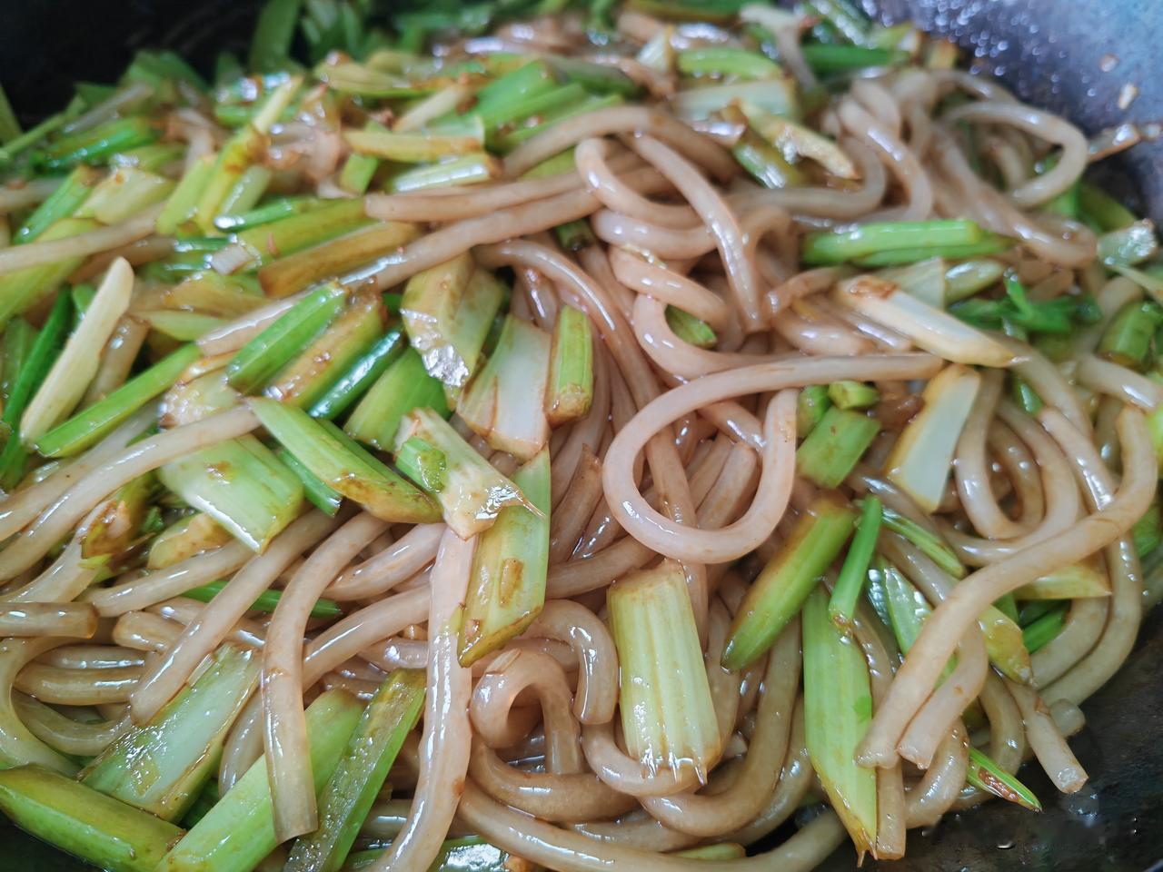 小时候经常吃隔夜菜，很少有吃一顿就倒掉的菜。