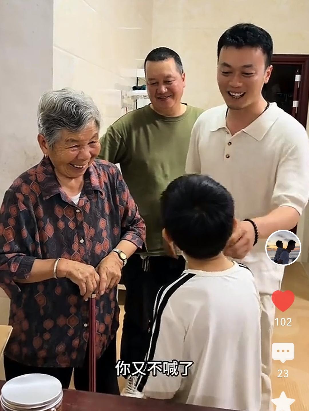千里归途终抵家，满屋亲情迎小秋天
 
秋天爸爸带着小秋天终于回到老家。车门打开的