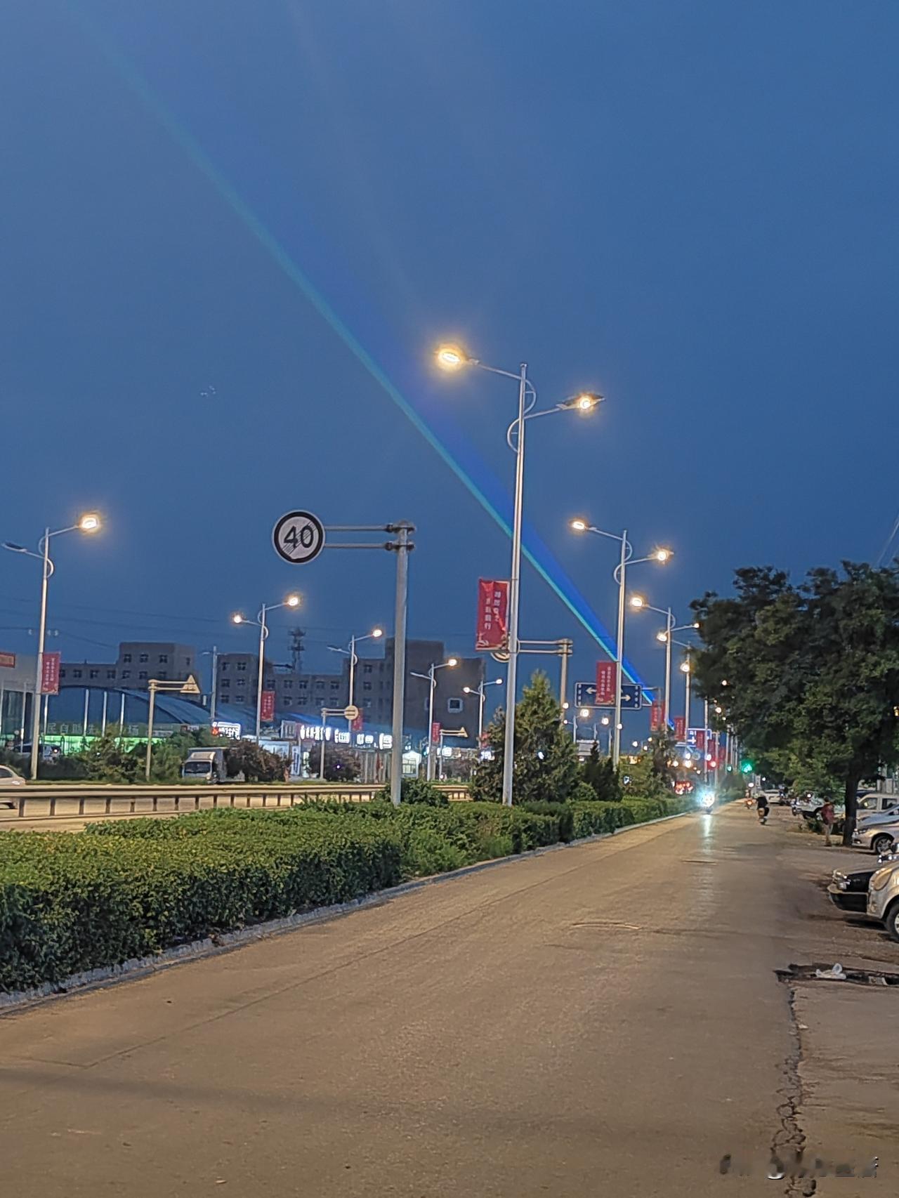 洪洞一级路夜空斜射绿光，不少人疑惑是不是激光设备！谜底揭晓：这是道路交通防疲劳激