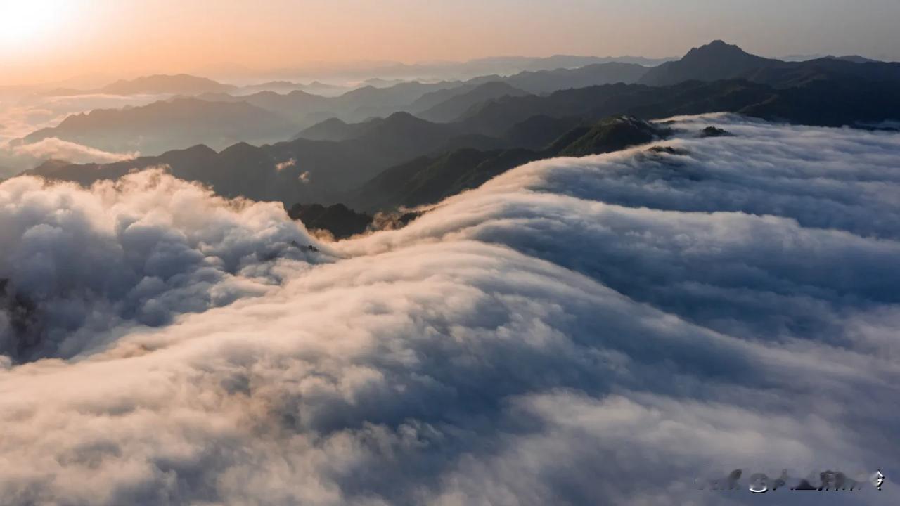 雨后的秦岭出现云瀑奇观。