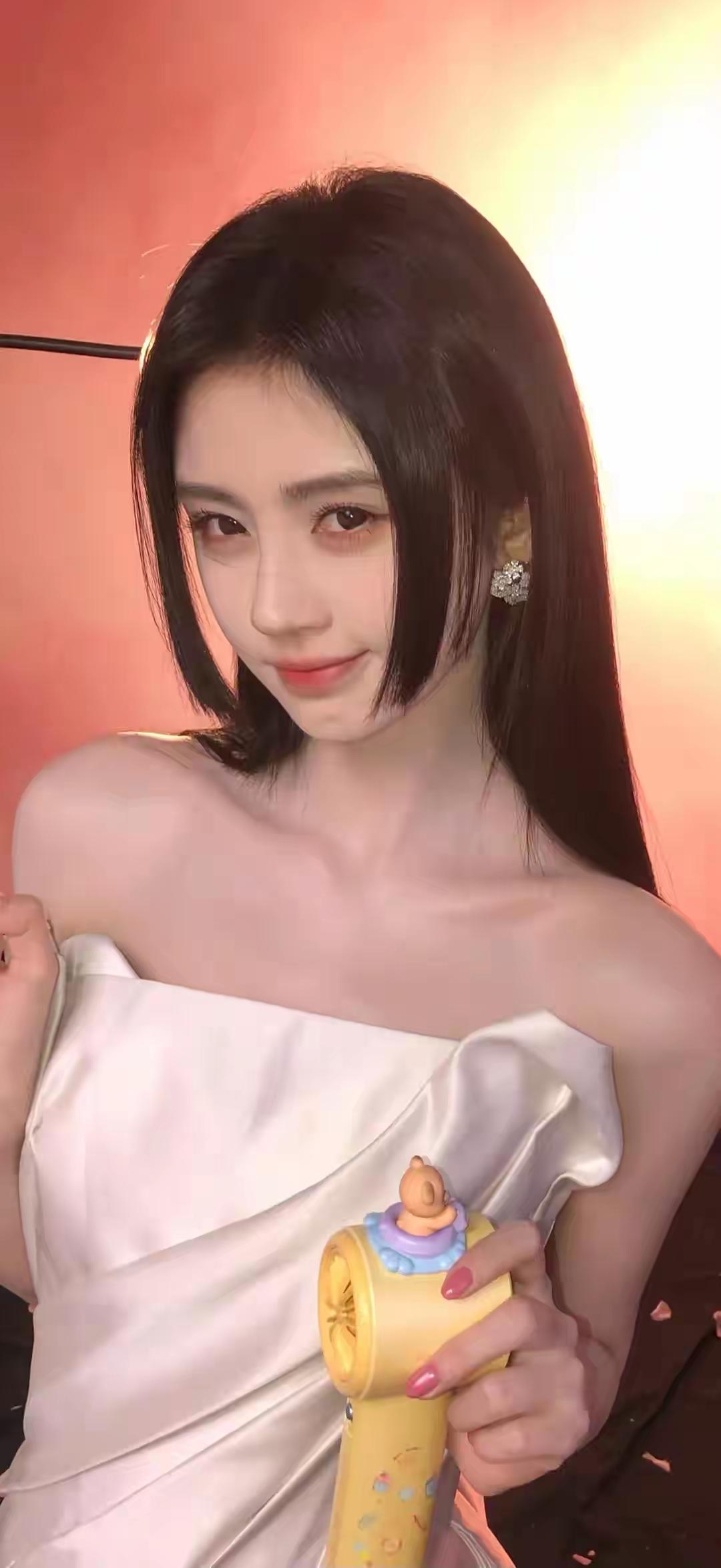 鞠婧祎华为乾崑助力猛士M817上市