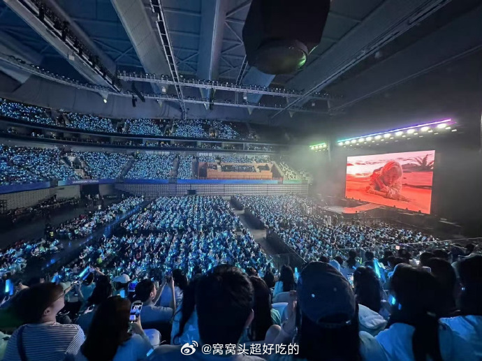 刘雨昕演唱会爆满！不愧是巨星，好壮观好美的昕蓝海！！刘雨昕演唱会上座率 ​​​