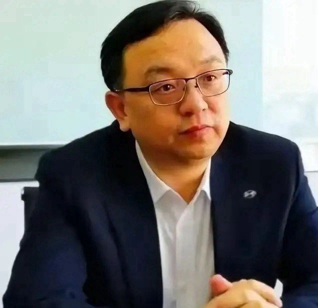 比亚迪总裁王传福说，他高中时回家要生活费时，他嫂子张菊秀，翻箱倒柜，兜里就几毛钱