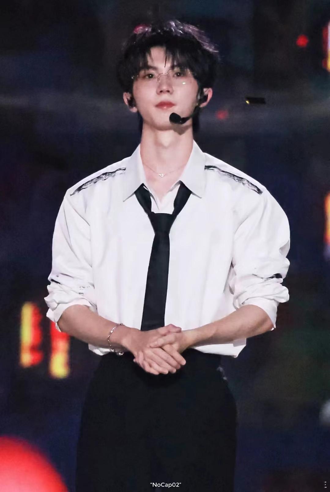 马嘉祺的反差也很大诶[爱慕][爱慕][爱慕]一个甜弟一个辣弟#马嘉祺[超话]# 