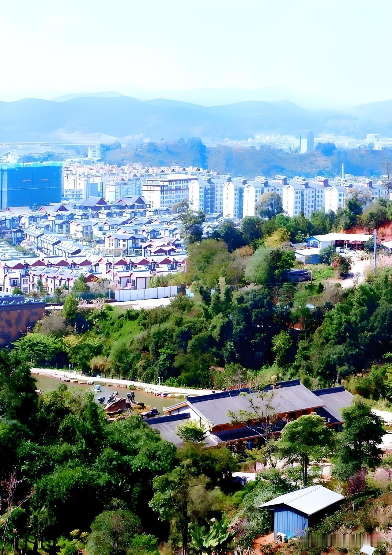 普洱和保山都是云南省很宜居的城市，各有所长
1、气候
‌普洱‌：像“天然恒温箱”