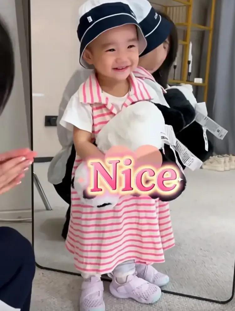 李亚鹏和他的女儿前往海哈金喜探望她。小夏夏看到妈妈开心地笑着，抱着一只可爱的熊猫