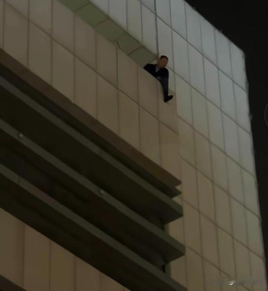 云南玉溪，36岁的杨先生，和有家庭的43岁杨女士在异乡相识，常在出租屋私会。当晚