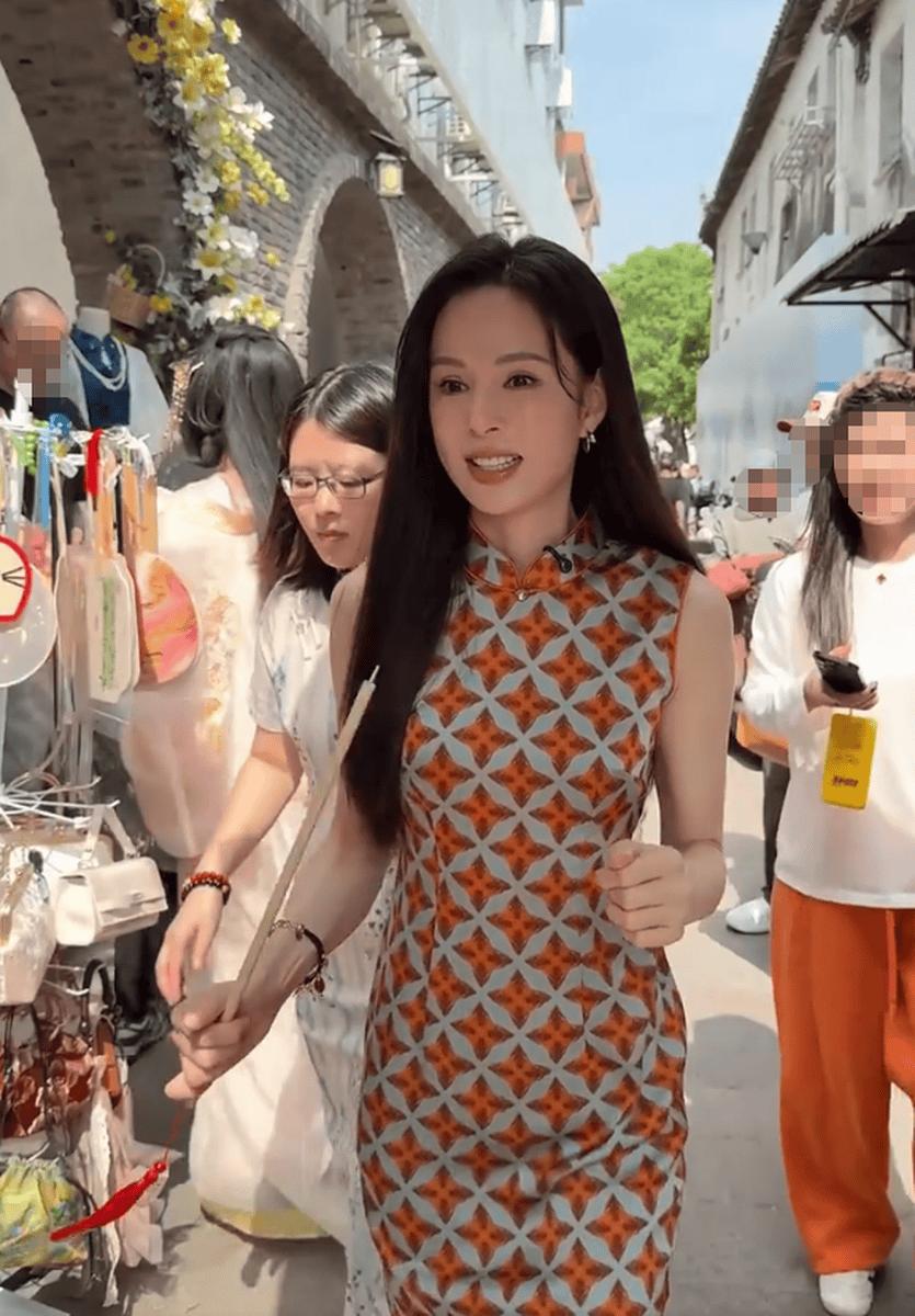 2026 年五月，演员李若彤现身苏州街头，一身贴合江南风情的简约穿搭，搭配柔和的
