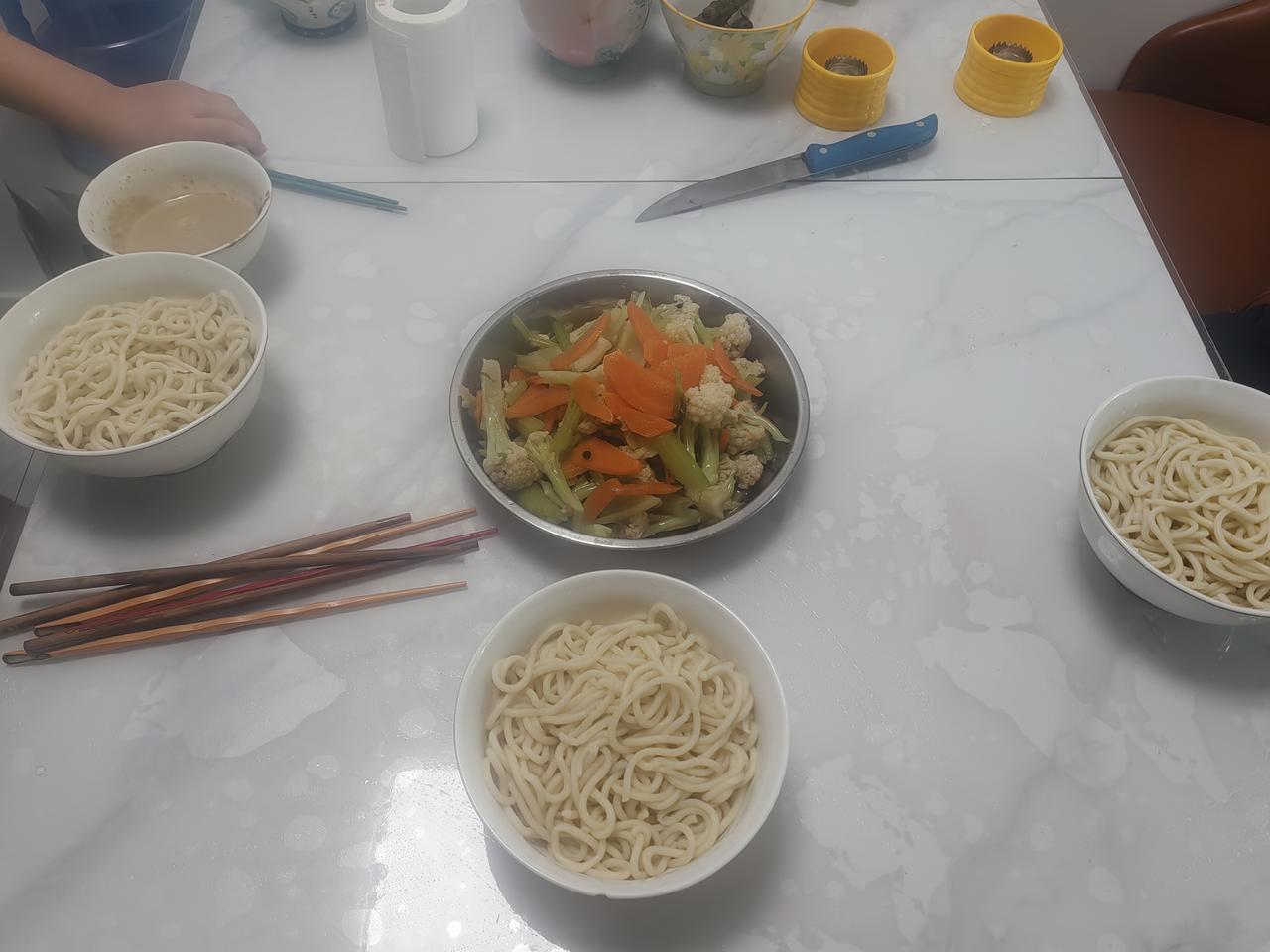 二宝说吃素什锦，昨天做了两大盘。可是姐妹俩不吃，我和老头根本吃不了，只能倒掉吧，