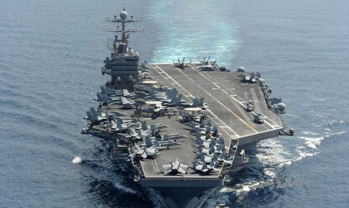 昨晚上，“伊朗飞行员驾机撞击美舰”这事居然在网上火了。视频里的军舰明显是二战时候