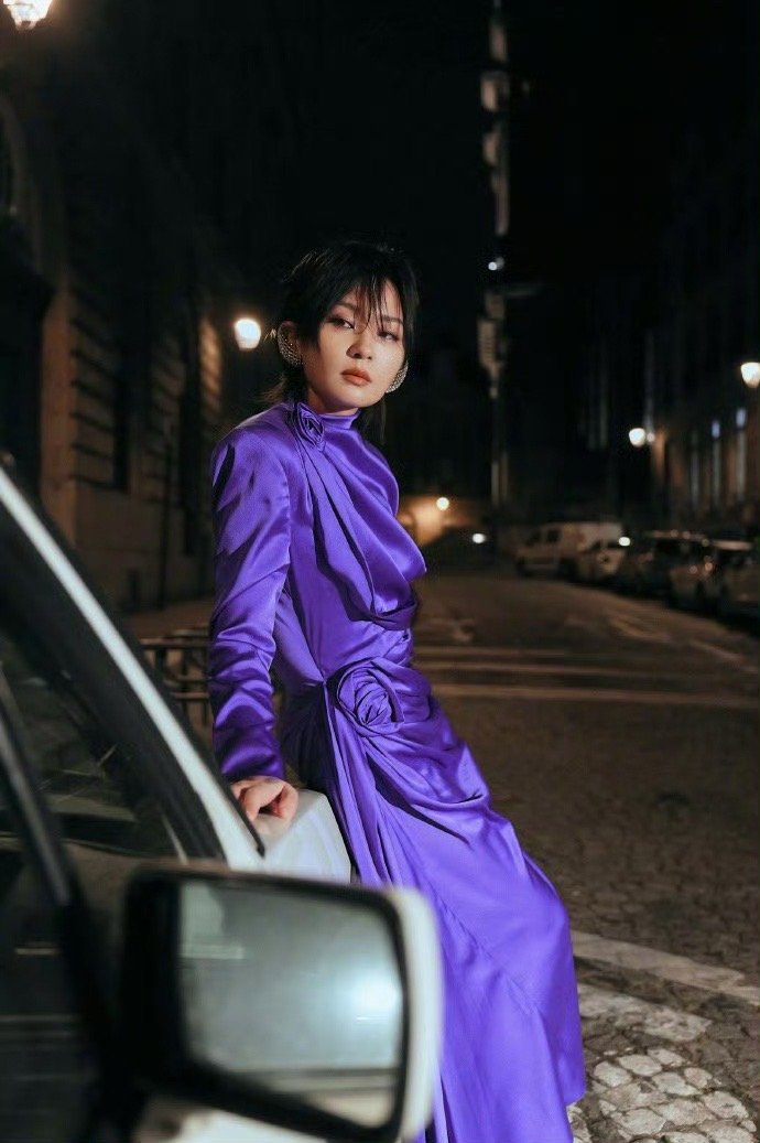 周笔畅巴黎秒变紫薯精 紫色长裙配白玫瑰，周笔畅这次造型太会了。昨天的西装杀还没缓