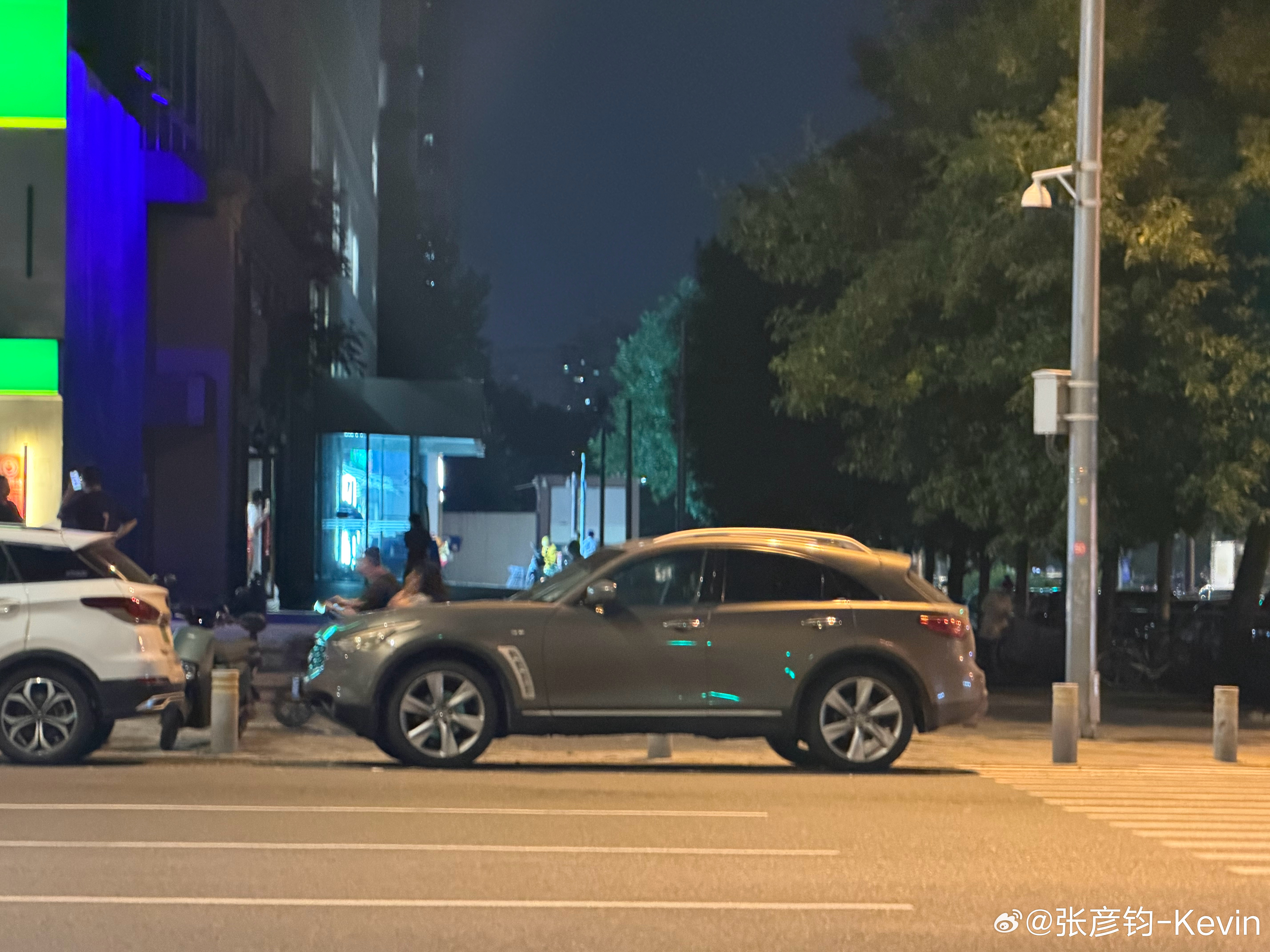 英菲尼迪FX37，真的漂亮，历久弥新，也算是日产巅峰时期的产物了。凯文聊车