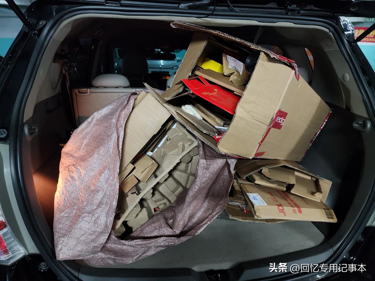 油价上涨了也不影响我开着油车去卖纸皮，深圳这边6毛一斤，辛辛苦苦收集了几个月这一