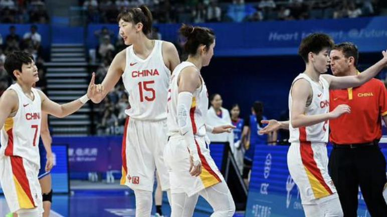 “太差劲！中国女篮的惨败让球迷们心碎，姚明的脸色更是难看！”
中国女篮在小组赛对