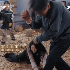 朱孝天上节目被打笑不活了！Home宴即兴演荒岛求生，苏棋入戏太深当场一棒子下去，