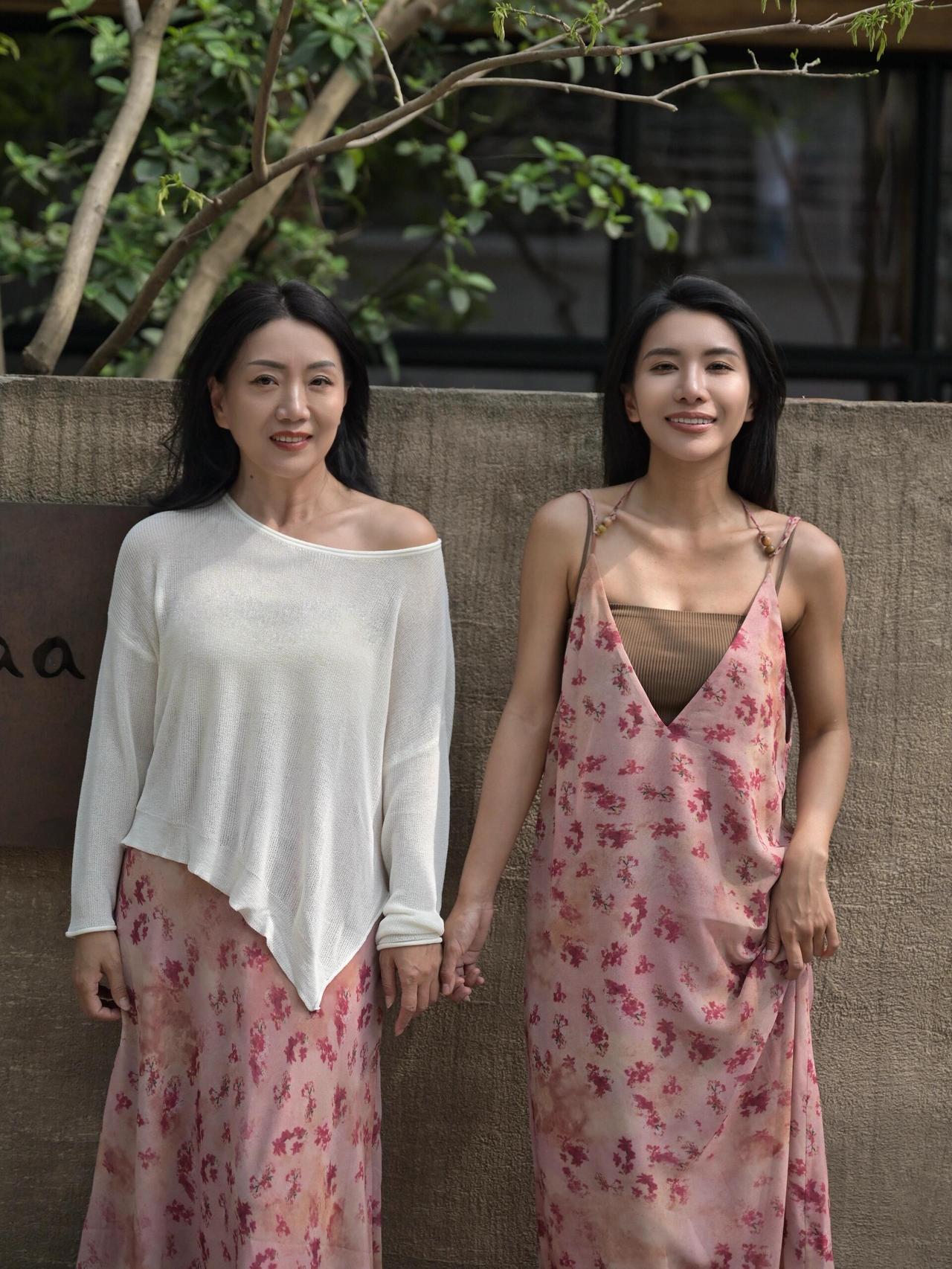 出门又被认成姐妹了
为啥感觉妈妈越来越年轻了
而且皮肤比我这个28岁的闺女也好