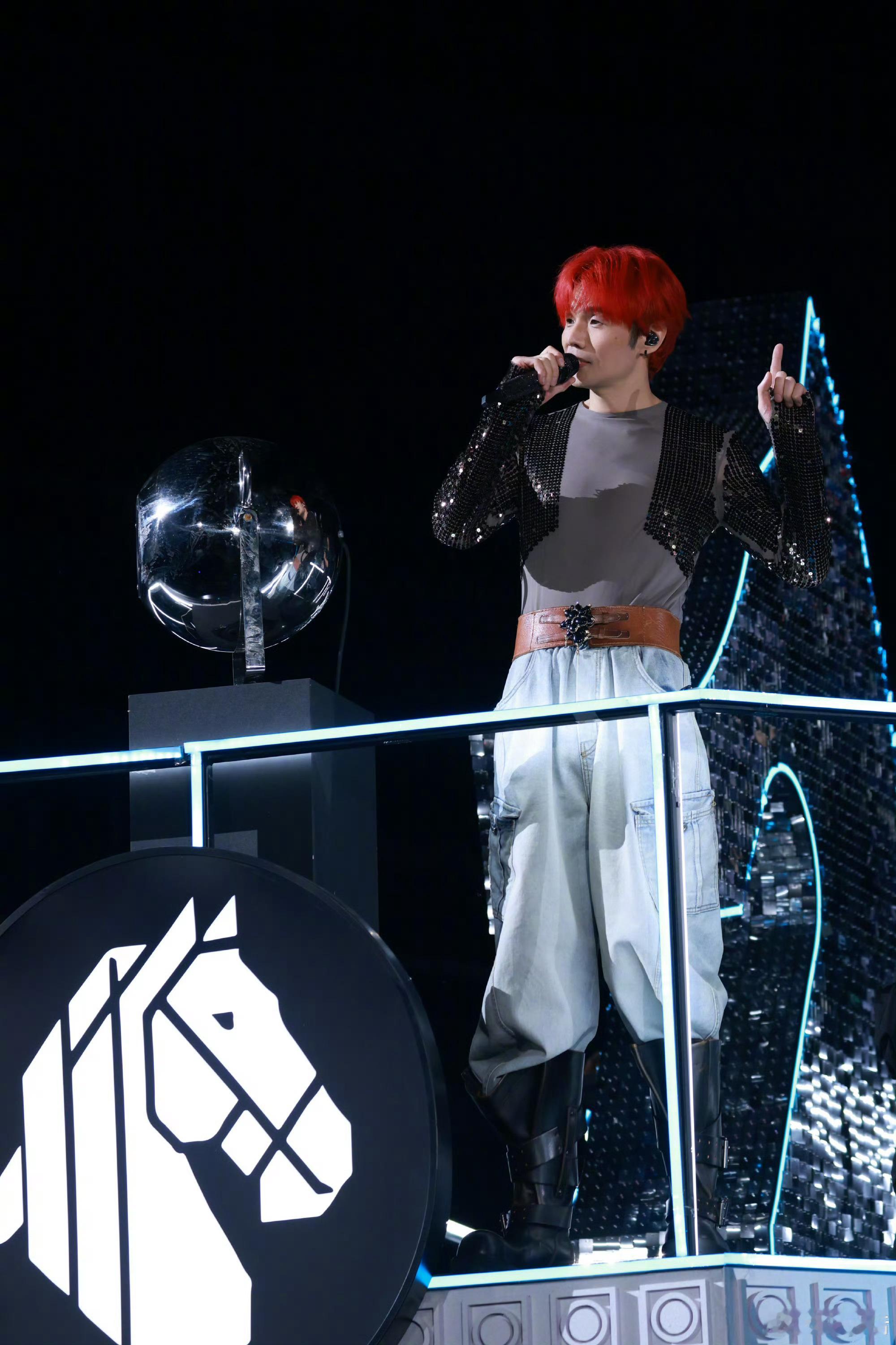 李荣浩给歌迷下了一场流星雨李荣浩太原场真的太用心了。唱完最后一首歌，不是直接散场