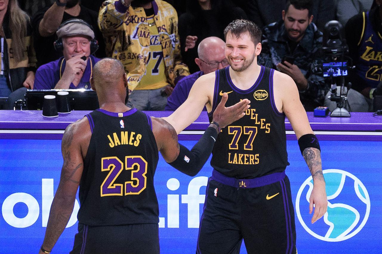 詹姆斯：东子，也就今天碰到爵士这级别的球队，要不今天这么浪估计得输？？？
东契奇