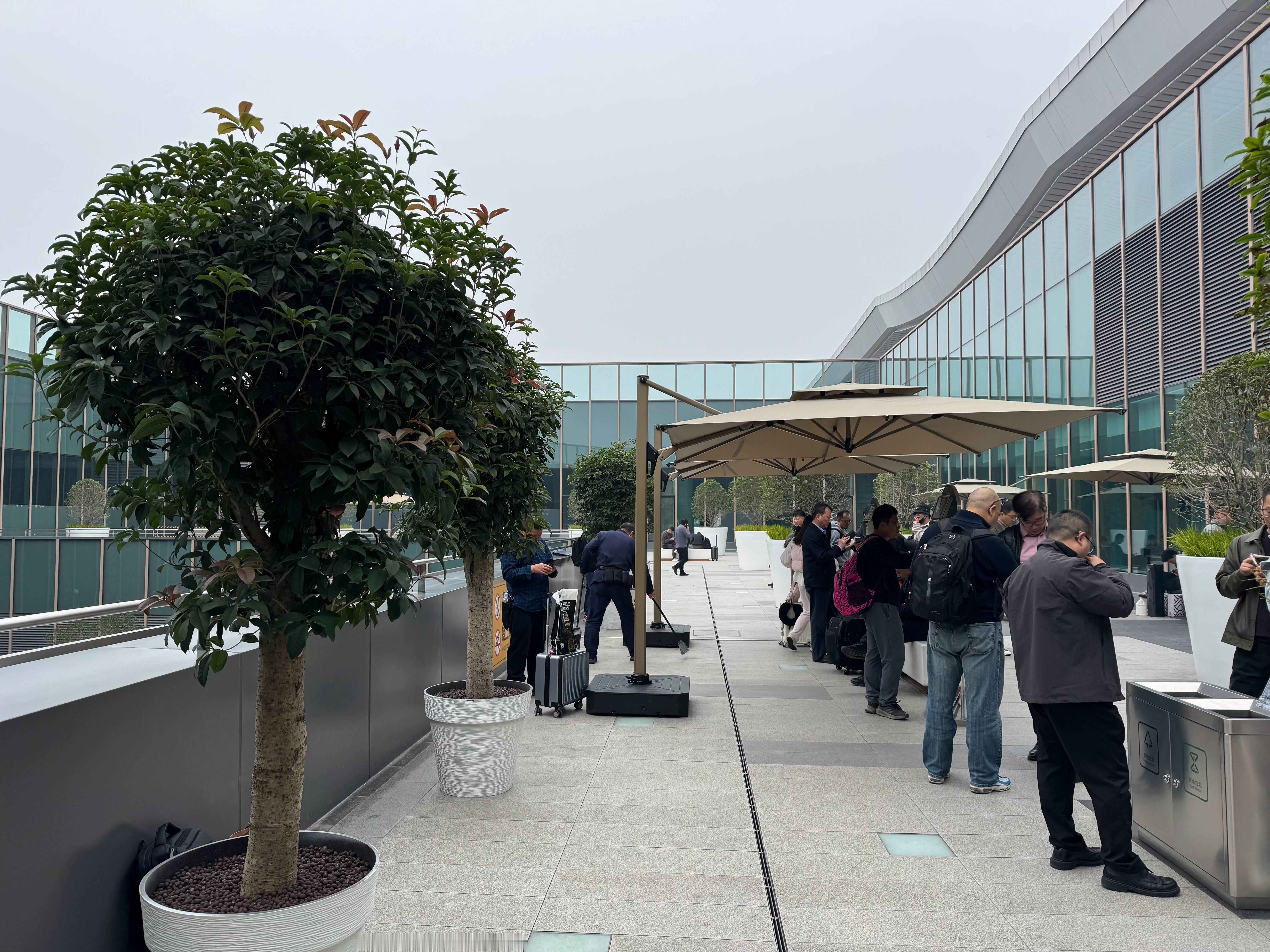 全国找不到第二个比西安T5机场对烟民更友好的机场了，楼天大平层抽烟区、还带绿化、