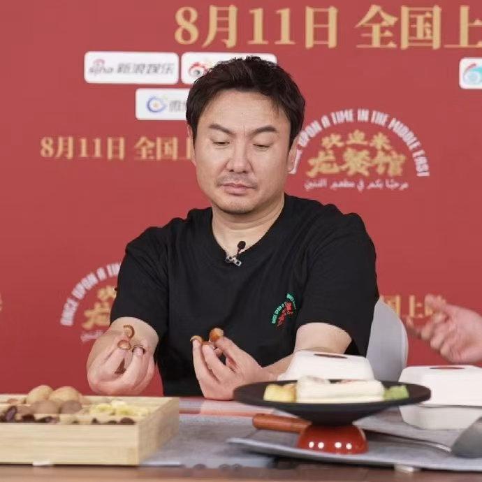 沈腾栗子美甲龙餐馆剧组直播趣味十足，沈腾突发创意做出栗子美甲，蒋奇明忍不住侧目，