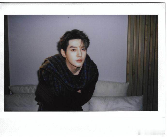 邓为无框眼镜拍立得邓为晒了四张拍立得 邓为晒了四张拍立得，邓为无框眼镜拍立得，帅