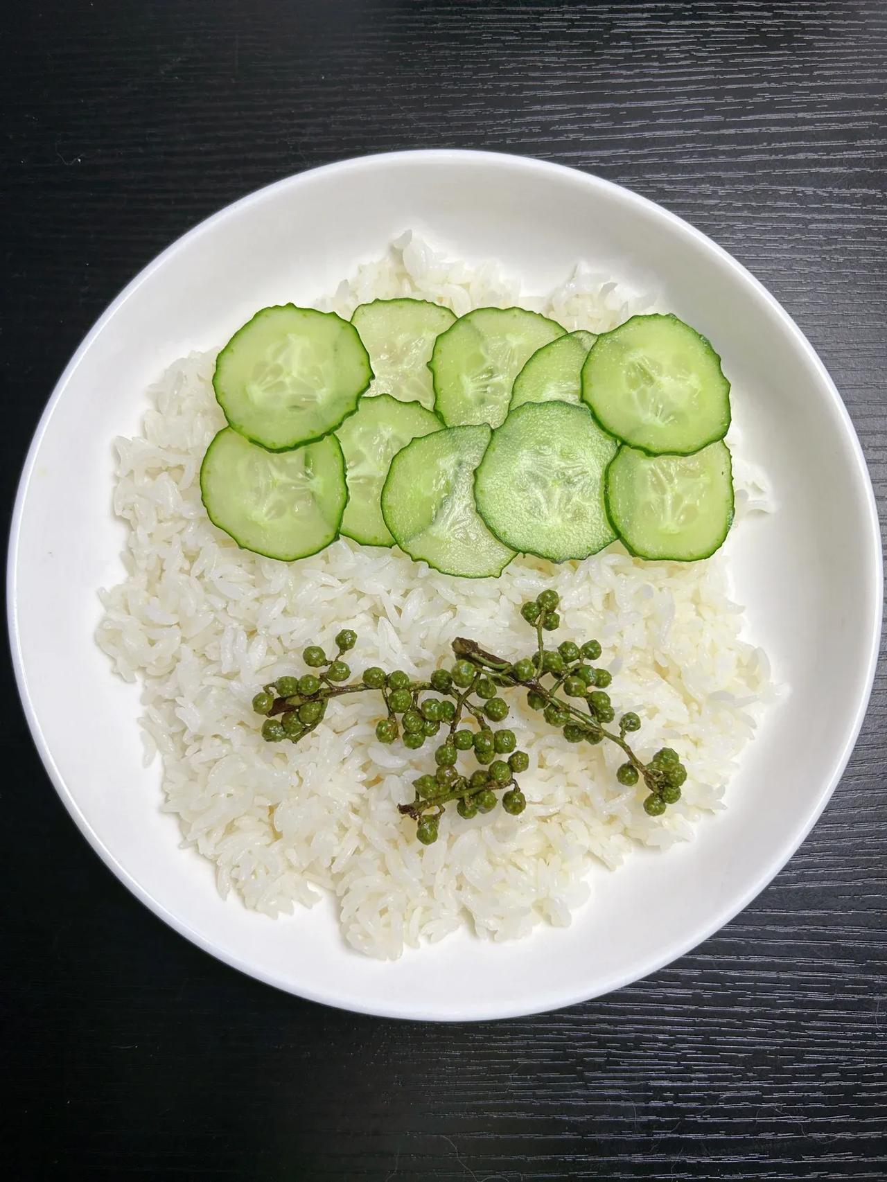 这炒饭厉害了，我妈做的这个，真的太好吃了！！！！！|||这个炒饭简单又好吃
满满