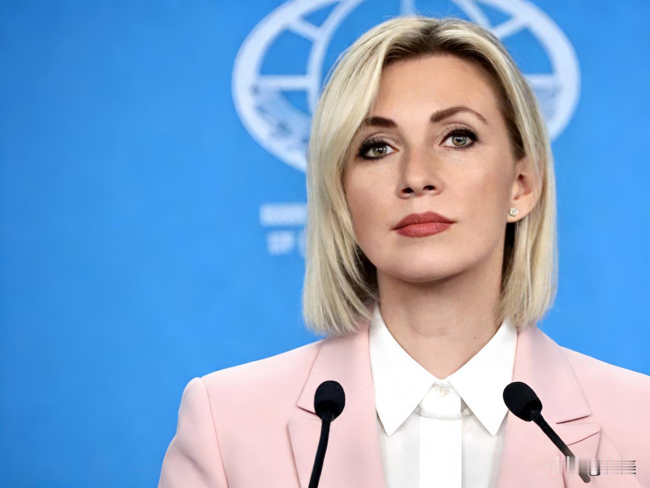 俄罗斯那个女发言人扎哈罗娃，干了件让全世界都看不懂的事。

平日里嘴仗打得震天响