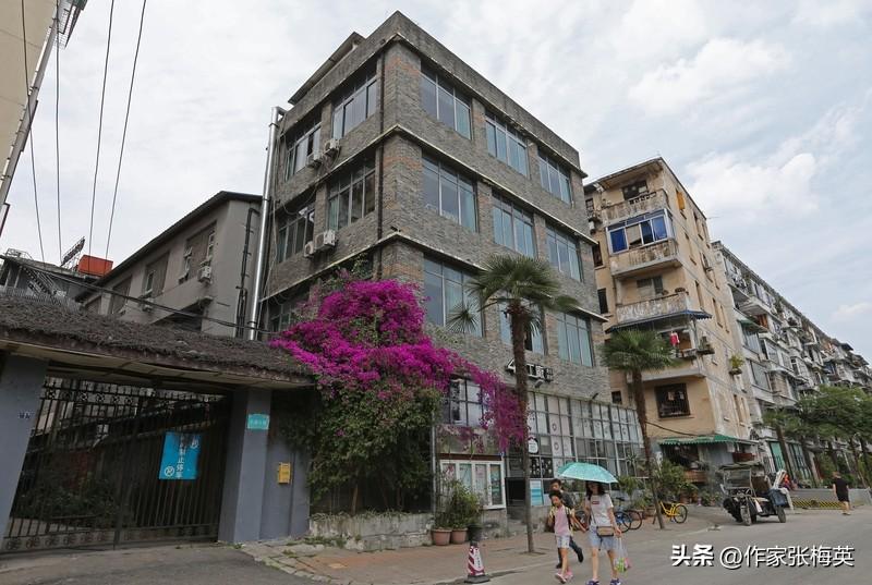 1、真心换不来真心，但价值能换来对等的重视。
2、别人对你的态度，取决于你能提供