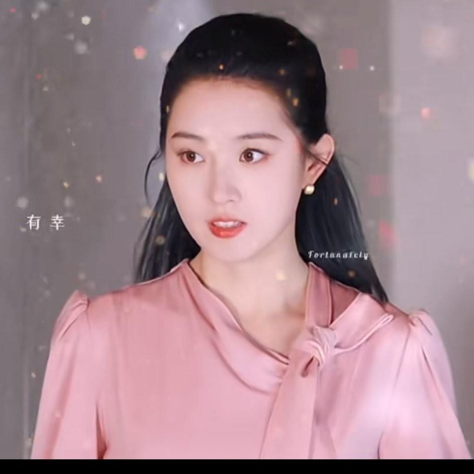 短国女演员赛道
郭宇欣确实无人能及
每天在片场化妆室门口，等着拍郭宇欣的人比很多