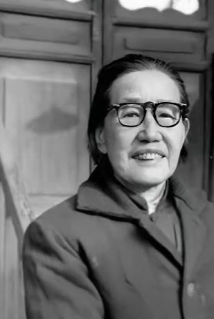 杨文局是一位红军女战士，丈夫郑义斋在河西走廊牺牲时，她正怀着身孕，后来被俘，在狱