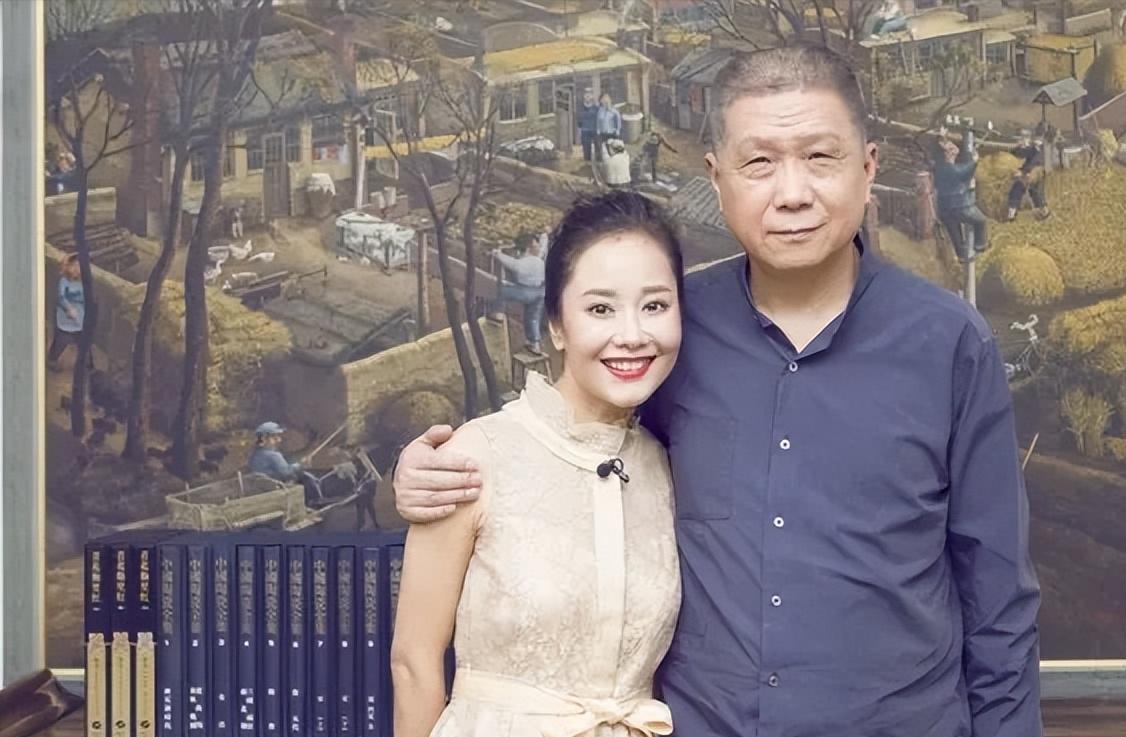 马未都身价暴涨后，被朋友当面调侃该把“黄脸婆”换掉。他没有生气，反而笑着讲起当年