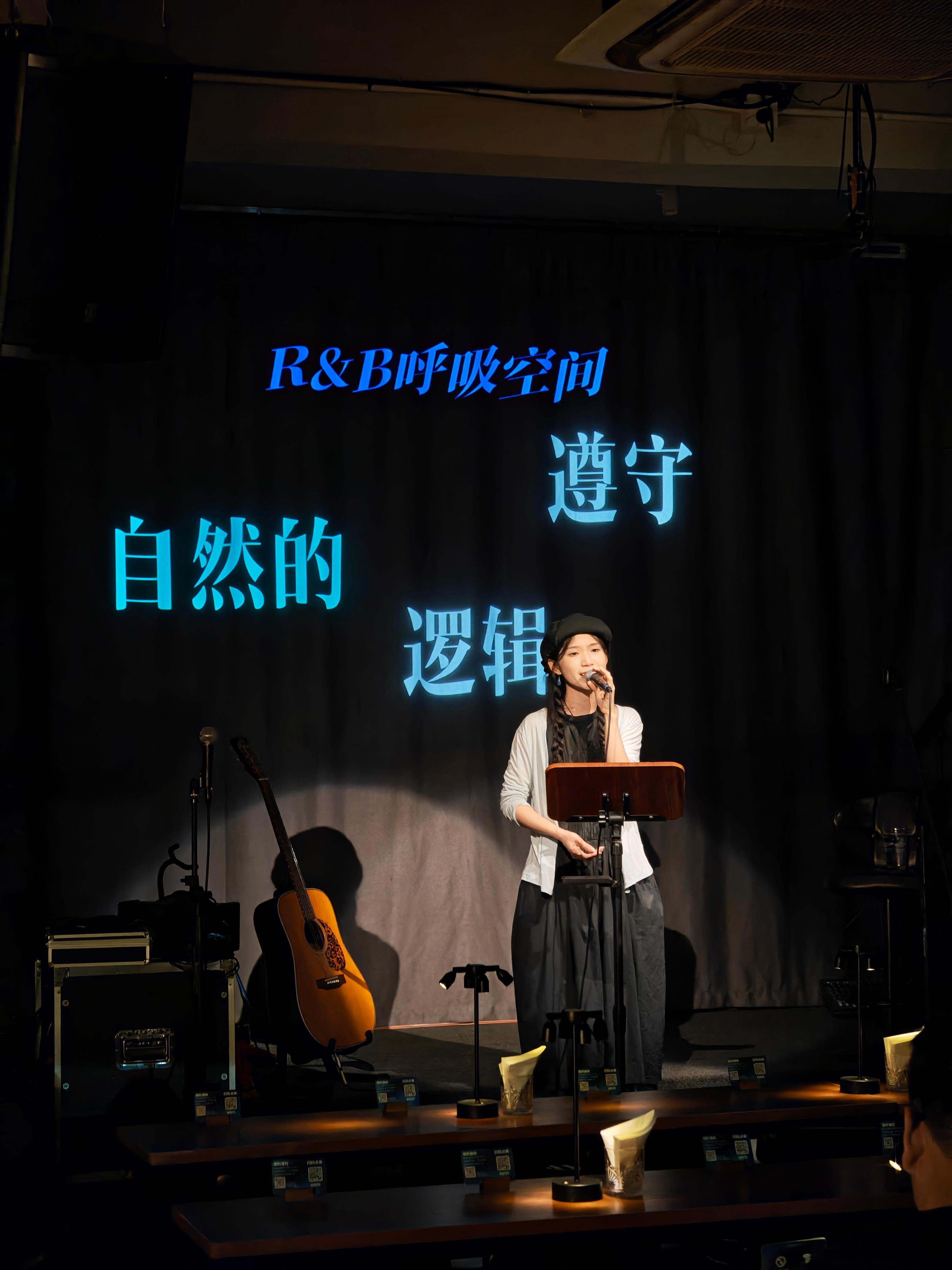 家里太无聊，带小林来朋友开的天台酒吧，很有氛围嘛。来听听 R&B 喝喝小饮料，安